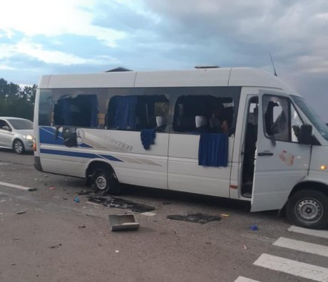 На трассе под Харьковом обстреляли автобус На трассе под Харьковом обстреляли автобус
