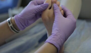 Женщина пошла в салон красоты и осталась без пяток: процедура, которую делает многие, пошла не по плану Женщина пошла в салон красоты и осталась без пяток: процедура, которую делает многие, пошла не по плану