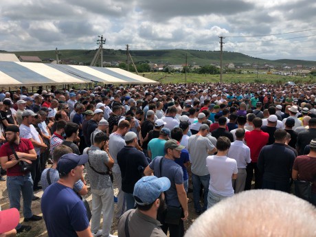 В Крыму прощаются с погибшим трехлетним сыном политзаключенного Сулейманова В Крыму прощаются с погибшим трехлетним сыном политзаключенного Сулейманова