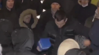 Сторонники Порошенко под зданием суда напали на журналиста
Сторонники Порошенко под зданием суда напали на журналиста