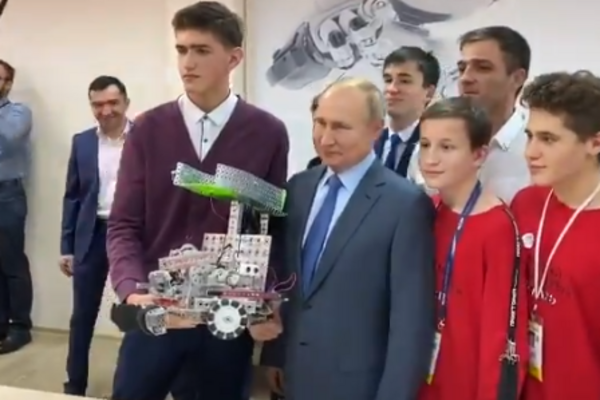 Топ-5 фото Путина, на которых его "подставили" с маленьким ростом
Топ-5 фото Путина, на которых его "подставили" с маленьким ростом