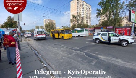 В Киеве маршрутка сбила трех пешеходов, один человек умер В Киеве маршрутка сбила трех пешеходов, один человек умер