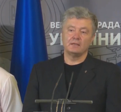 "Чрезвычайные риски": Порошенко "посеял панику" из-за отставки Смолия
"Чрезвычайные риски": Порошенко "посеял панику" из-за отставки Смолия