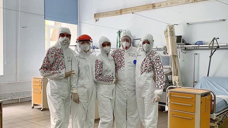 Медики львовской больницы сделали из костюмов вышиванки Медики львовской больницы сделали из костюмов вышиванки