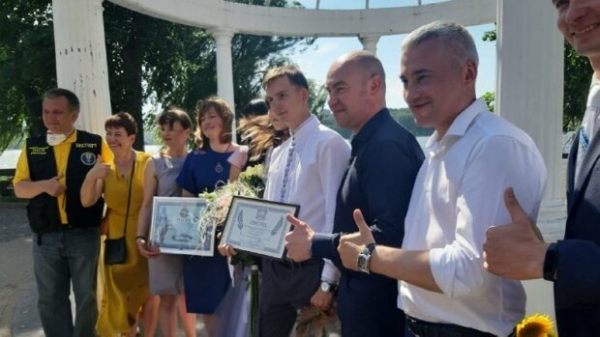 Молодожены из Тернополя довышивались до рекорда Украины Молодожены из Тернополя довышивались до рекорда Украины