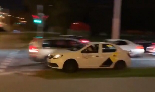 Белорусский таксист вырвал протестующего из когтей "карателей" Лукашенко: кадры героического "форсажа" в Минске Белорусский таксист вырвал протестующего из когтей "карателей" Лукашенко: кадры героического "форсажа" в Минске