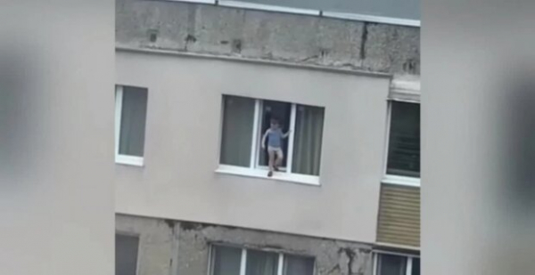 Малыш застыл на окне 9-го этажа, очевидцы ахнули: пока бабушка отвернулась Малыш застыл на окне 9-го этажа, очевидцы ахнули: пока бабушка отвернулась