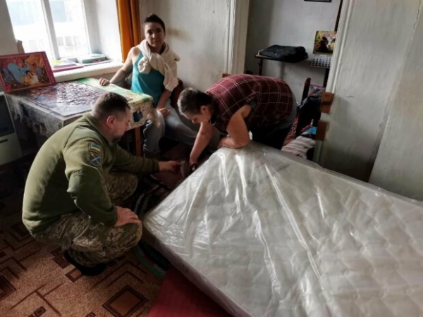 Украинские воины стали спасителями для девочки с инвалидностью и ее семьи: "Поддержка важна" Украинские воины стали спасителями для девочки с инвалидностью и ее семьи: "Поддержка важна"
