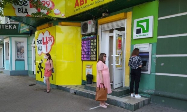 Клиенты ПриватБанк жалуются на рандомные понижения кредитного лимита: "Сначала на 300 грн, потом на 2000" Клиенты ПриватБанк жалуются на рандомные понижения кредитного лимита: "Сначала на 300 грн, потом на 2000"