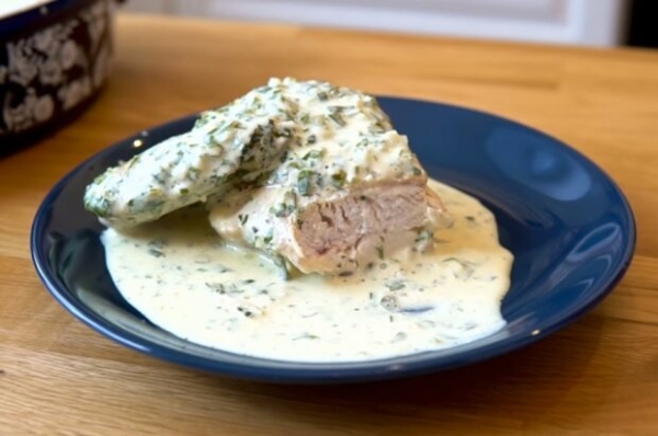 Простой рецепт грузинского чкмерули: жареная курица под соусом с травами Простой рецепт грузинского чкмерули: жареная курица под соусом с травами