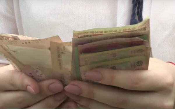 Украинцы жалуются на отказ в обслуживании банком: причина паспорта