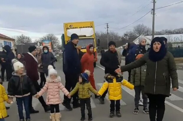 Украинцы перекрыли дорогу детьми, чтобы в школах и садиках включили тепло