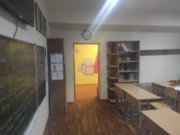 Украинские школьники отравились антисептиком: нашли на мусорке и принесли в класс