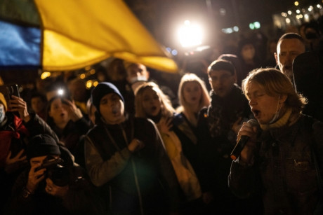 В Мариуполе сотни людей устроили акцию в поддержку Украины В Мариуполе сотни людей устроили акцию в поддержку Украины