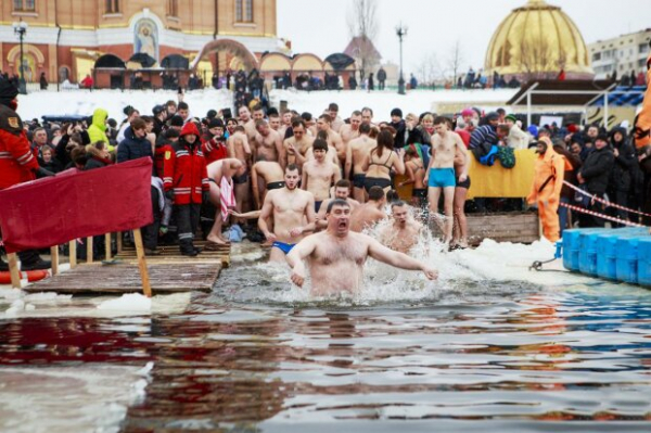 Ныряние на Крещение в прорубь: чего категорически нельзя делать Ныряние на Крещение в прорубь: чего категорически нельзя делать