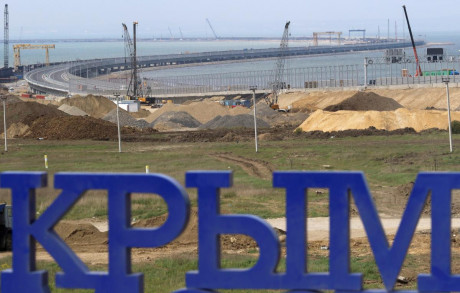В Крыму возле здания ФСБ задержаны более 40 человек В Крыму возле здания ФСБ задержаны более 40 человек