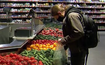 Овощной салат становится роскошью: цены на огурцы и помидоры резко пошли вверх Овощной салат становится роскошью: цены на огурцы и помидоры резко пошли вверх