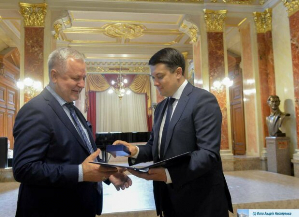 На нагрудные знаки и рушники для Парламента пойдет 2 млн На нагрудные знаки и рушники для Парламента пойдет 2 млн