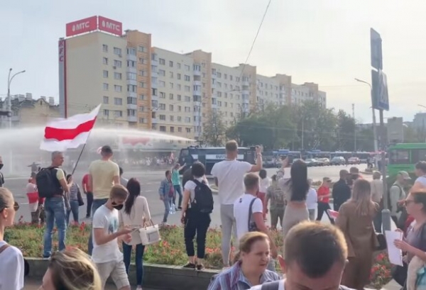 В Беларуси начали разгонять протестующих водометами: сотни задержанных только в Минске