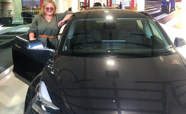 У женщины угнали Tesla, но она вернула ее с помощью дистанционного управления: воры в истерике пытались сбежать У женщины угнали Tesla, но она вернула ее с помощью дистанционного управления: воры в истерике пытались сбежать
