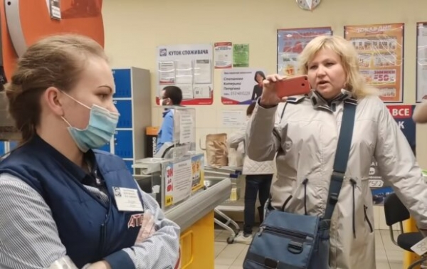 В супермаркете отказались продать "голой" женщине еду: "У вас будут неприятности" В супермаркете отказались продать "голой" женщине еду: "У вас будут неприятности"