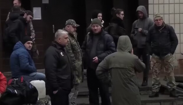 "Или работаешь, либо воюешь": мужчинам могут предложить альтернативу армии