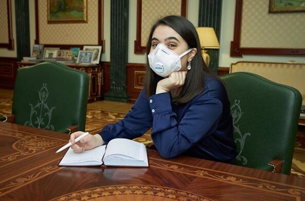 Пресс-секретарь Мендель похвасталась весенней "добычей", - "Импортная или уже наша?" Пресс-секретарь Мендель похвасталась весенней "добычей", - "Импортная или уже наша?"