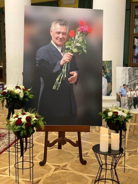 "Мы прощаемся с "Человеком эпохи": владелица ритуальной компании Алла Ландар об Александре Омельченко
"Мы прощаемся с "Человеком эпохи": владелица ритуальной компании Алла Ландар об Александре Омельченко