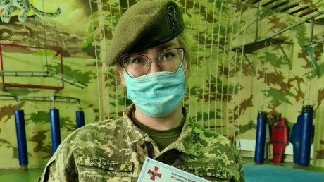 Девушка-офицер впервые получила сертификат инструктора боевой армейской системы Девушка-офицер впервые получила сертификат инструктора боевой армейской системы
