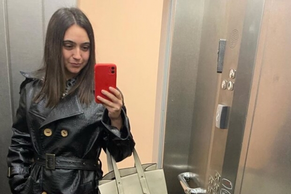 Пресс-секретарь Зеленского Мендель приоделась и замахала кулаками: "Помните об этом" Пресс-секретарь Зеленского Мендель приоделась и замахала кулаками: "Помните об этом"