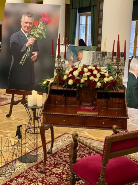 "Мы прощаемся с "Человеком эпохи": владелица ритуальной компании Алла Ландар об Александре Омельченко
"Мы прощаемся с "Человеком эпохи": владелица ритуальной компании Алла Ландар об Александре Омельченко