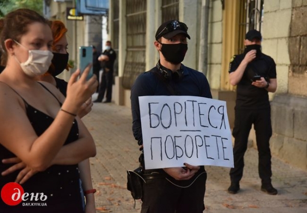 Львовяне вышли поддержать протестующих в Беларуси Львовяне вышли поддержать протестующих в Беларуси