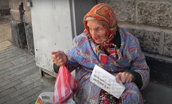 "На ногах целлофановые пакеты": украинец заметил голодную старушку и не смог пройти мимо