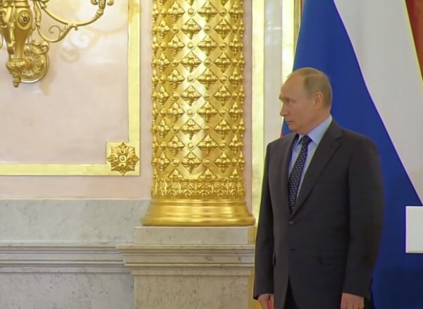 Кремлевские подлизы Расторгуев и Лебедев получили новые побрякушки от любимого "царя" Кремлевские подлизы Расторгуев и Лебедев получили новые побрякушки от любимого "царя"