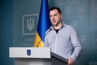 РФ убивает и терроризирует украинцев: Арестович разнес Запад за затягивание поставок оружия Украине
РФ убивает и терроризирует украинцев: Арестович разнес Запад за затягивание поставок оружия Украине