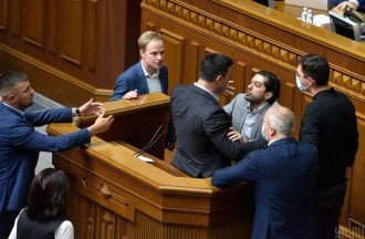 "Да поможет ему Господь": Тищенко после нападения на Лероса в Раде пошел в церковь
"Да поможет ему Господь": Тищенко после нападения на Лероса в Раде пошел в церковь