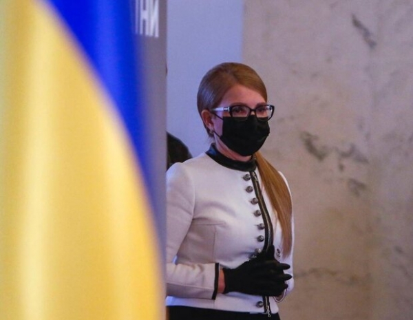Уставшая Тимошенко игриво раскинула ножки на диване: "После долгого..." Уставшая Тимошенко игриво раскинула ножки на диване: "После долгого..."