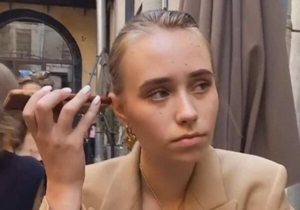 Новая "дочка" Путина показала всему миру, какую музыку слушает голой Новая "дочка" Путина показала всему миру, какую музыку слушает голой
