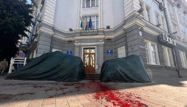 Мужчина облил кровью вход в горсовет Житомира: чиновники мгновенно перенаправили средства с позорных тендеров Мужчина облил кровью вход в горсовет Житомира: чиновники мгновенно перенаправили средства с позорных тендеров
