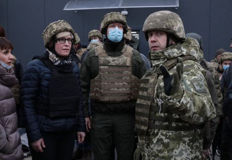 Премьер-министры Украины и Литвы осмотрели контактную линию в Луганской области Премьер-министры Украины и Литвы осмотрели контактную линию в Луганской области