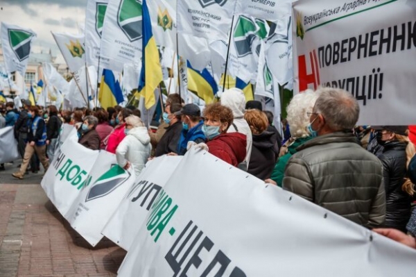 Протесты против "квот Фирташа": аграрии обвинили Минэкономики в коррупции и призвали президента вмешаться Протесты против "квот Фирташа": аграрии обвинили Минэкономики в коррупции и призвали президента вмешаться