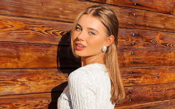 Лиза Василенко из сериала "Школа" после побега в Россию игриво погарцевала на лошадке: "Малышка"