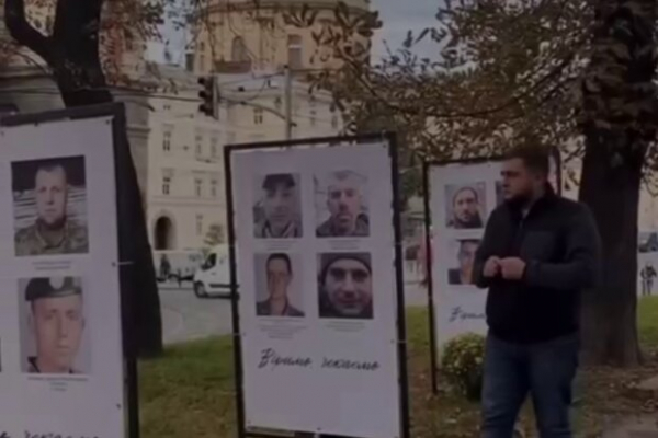 Нардеп Юрий Холод опозорился из-за предложения "позвонить" погибшим военным: слонялся с телефоном среди портретов Нардеп Юрий Холод опозорился из-за предложения "позвонить" погибшим военным: слонялся с телефоном среди портретов
