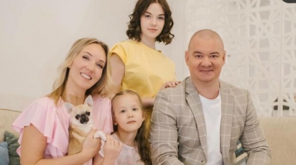 Кошевой при детях показал странный жест руками: собака от удивления выпучила глаза Кошевой при детях показал странный жест руками: собака от удивления выпучила глаза