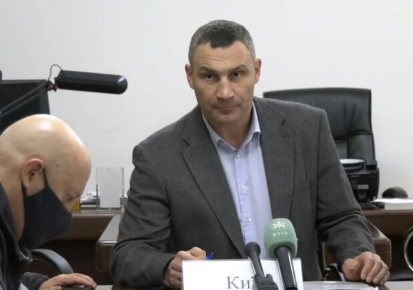 Кличко наконец взялся за "каток" на тротуарах Киева: "Проснулся на третьи сутки" Кличко наконец взялся за "каток" на тротуарах Киева: "Проснулся на третьи сутки"
