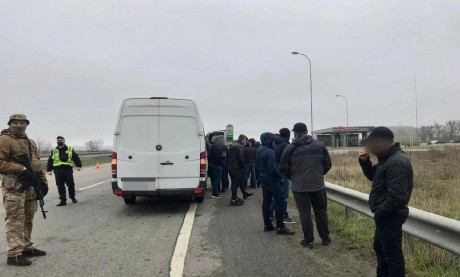 Полиция отпустила "титушок" задержанных под Харьковом Полиция отпустила "титушок" задержанных под Харьковом