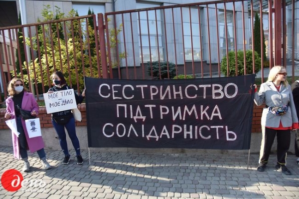 Львовяне вышли на акцию солидарности с женщинами Польши из-за запрета абортов Львовяне вышли на акцию солидарности с женщинами Польши из-за запрета абортов