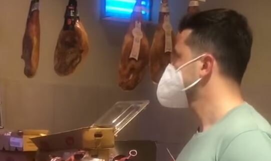 Зеленского потянуло к мясу после встречи с журналистами - "В маске можно оставаться незамеченным" Зеленского потянуло к мясу после встречи с журналистами - "В маске можно оставаться незамеченным"