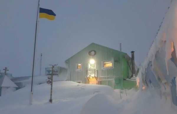 Украинских полярников станции Вернадского завалило снегом под конец "антарктической весны" Украинских полярников станции Вернадского завалило снегом под конец "антарктической весны"