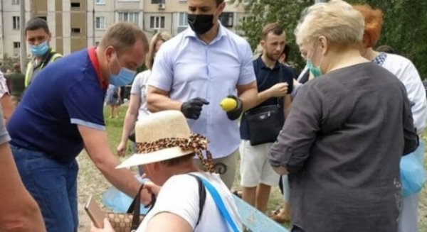 Лимоны для жертв взрыва в Дарницком районе — Тищенко опозорился с сомнительной “помощью” Лимоны для жертв взрыва в Дарницком районе — Тищенко опозорился с сомнительной “помощью”